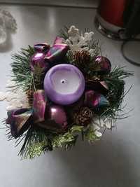 Świąteczny stroik fioletowy z zielenią świeczka
