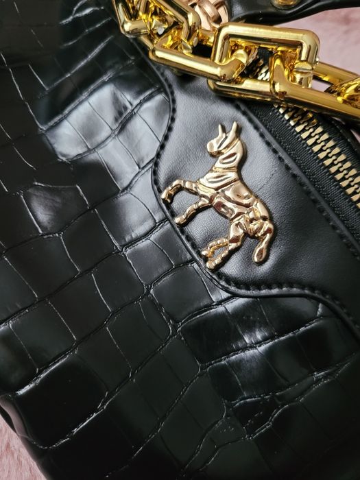 Torebka nerka czarna z ozdobnym łańcuchem w kolorze złotym