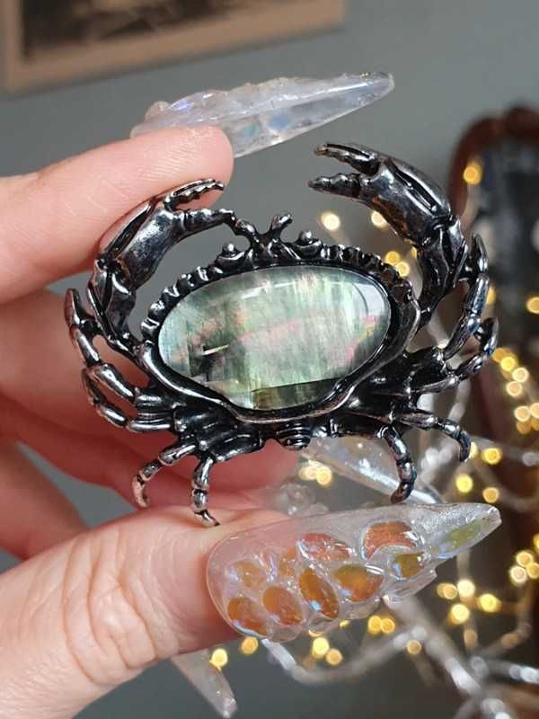 Pendente ou broche / pregadeira caranguejo com concha ou imitação