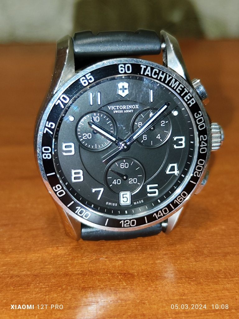 Продам часы Victorinox Swiss Army CHRONO CLASSIC V241493   
Мужские ч