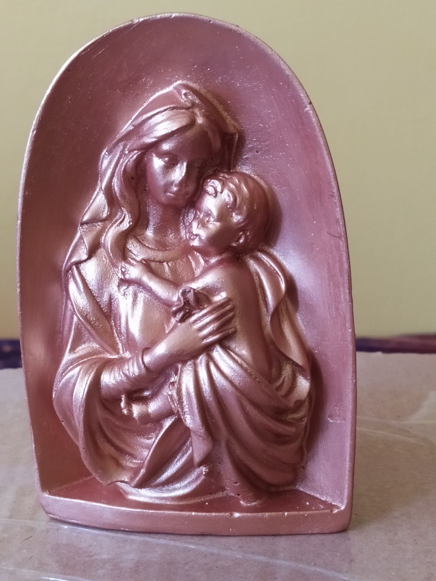Kapliczka Maryja z Dzieciątkiem z gipsu kolor miedziany