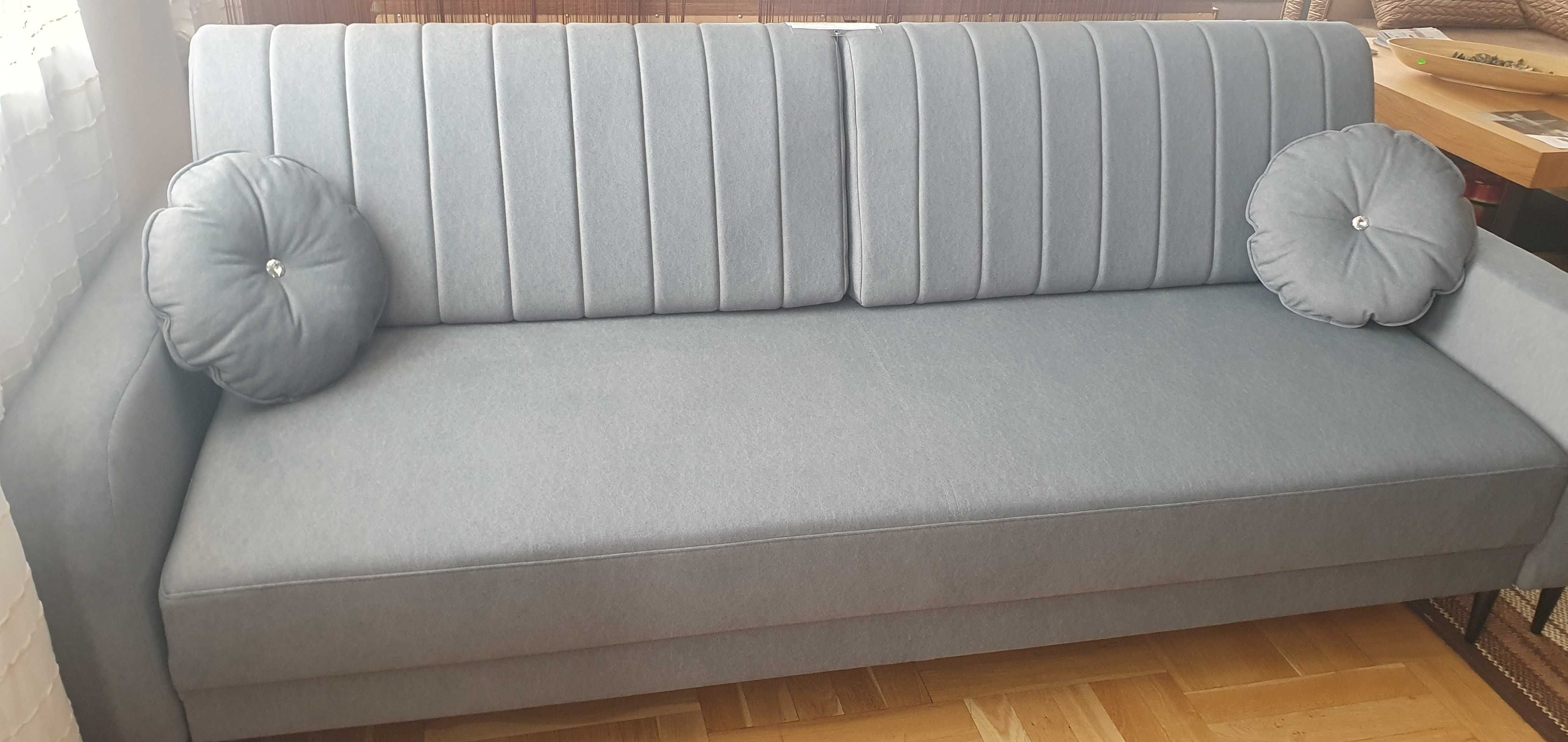Jasnoszara sofa 230 cm z funkcją spania i pojemnikiem CARLO