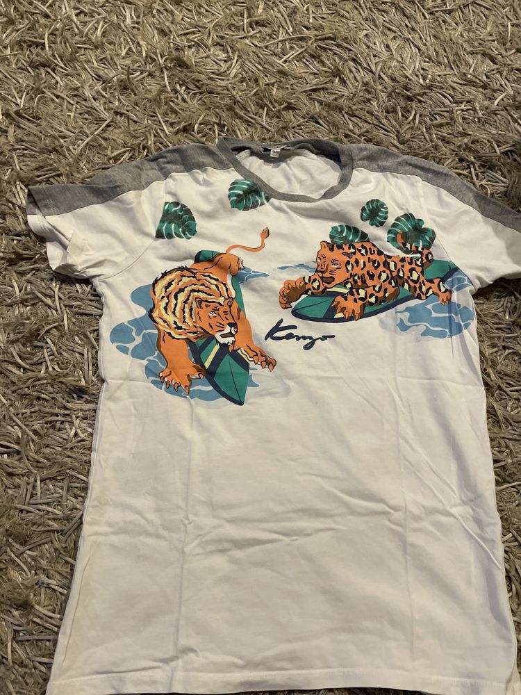 T-shirt branca com tigres