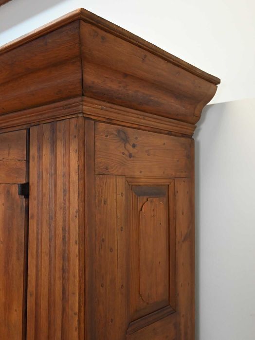 dwustuletnia okazała tradycyjna szafa kołkowana 082901