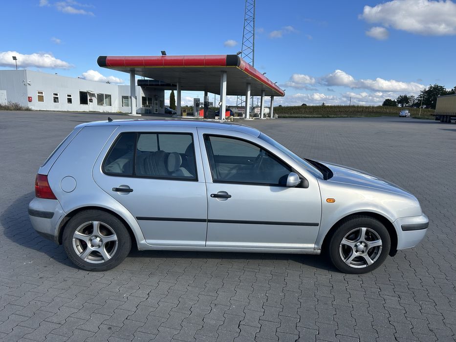 VW Golf IV 1.6 SR 5 drzwi alufelgi Nowe oplaty ROK 2 komplety kół 4