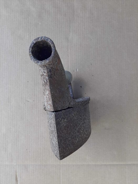 Ferro de engomar a brasas com chaminé