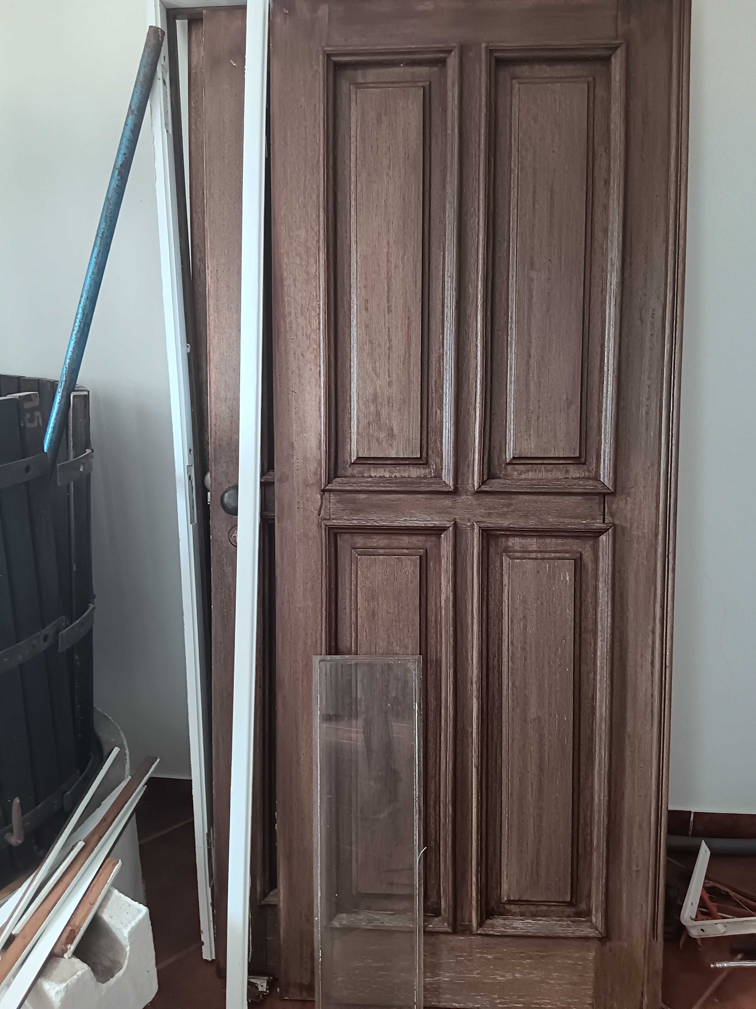 Venda de portas de madeira