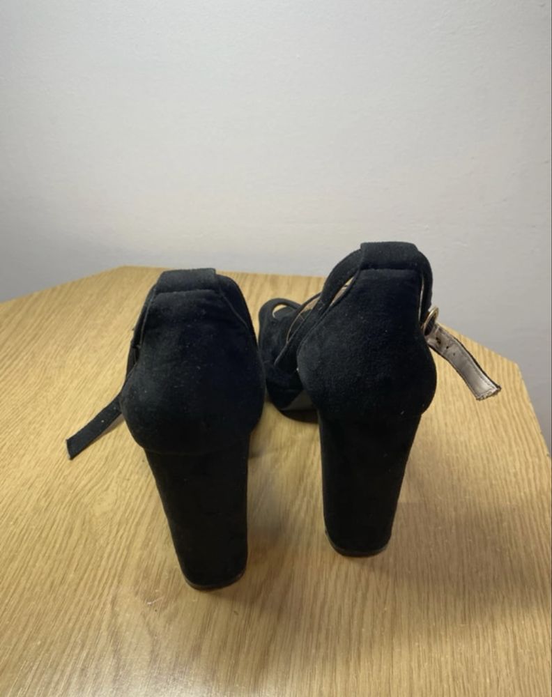 Buty na słupku czarne