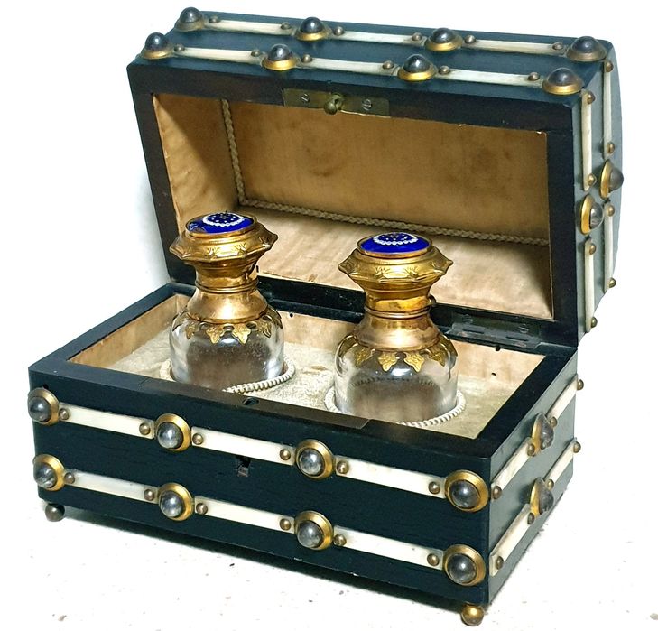 Maravilhoso antigo estojo com frascos de perfumes franceses