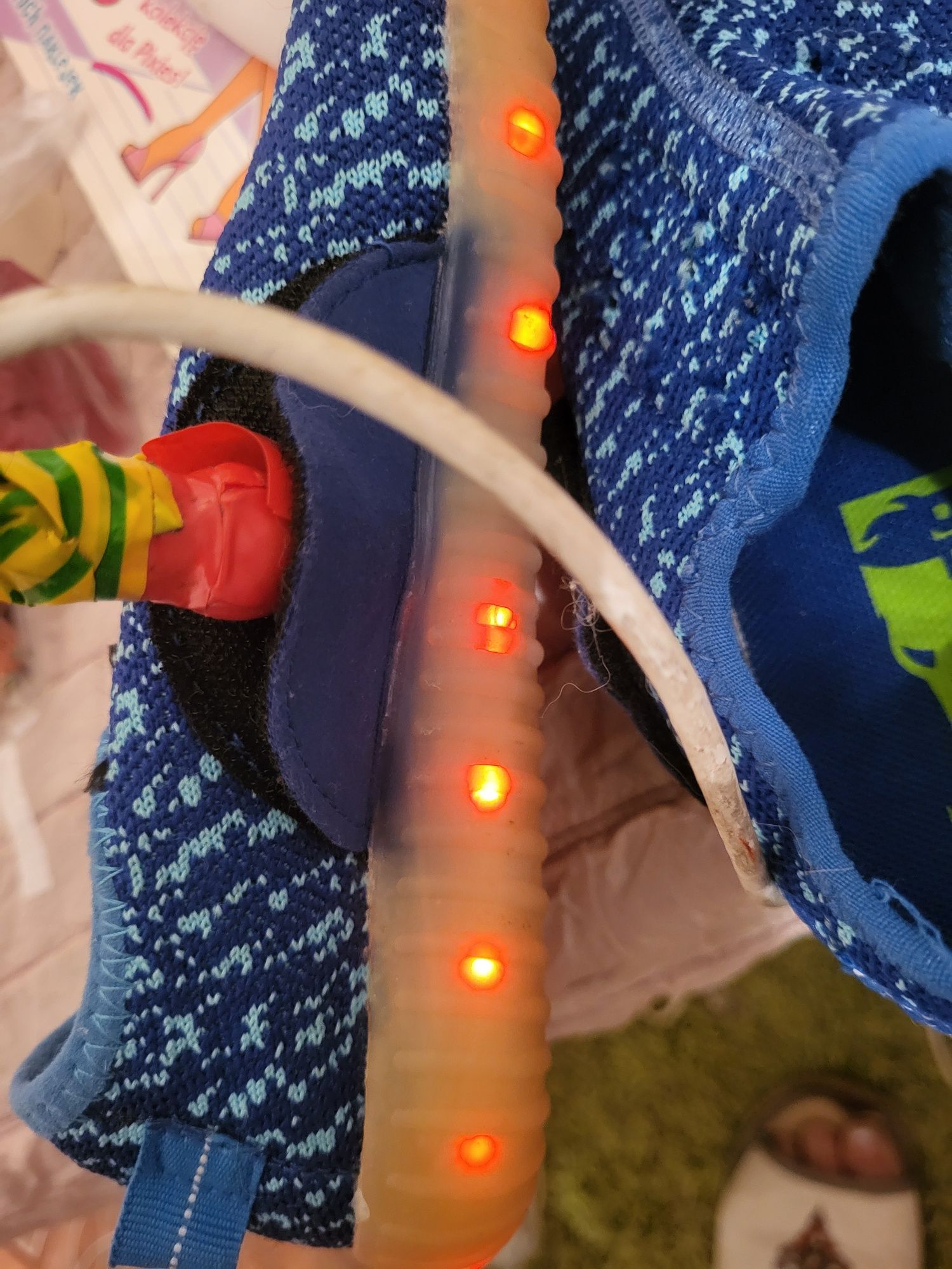 Buty świecące  na ładowarkę  cena 23zlotych ładowanie na kabel