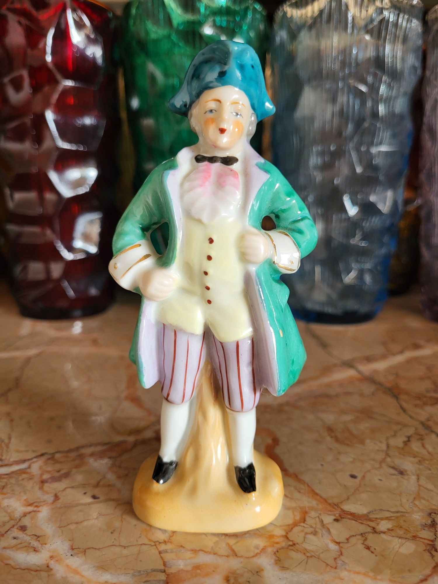 Porcelanowa figurka szlachcica