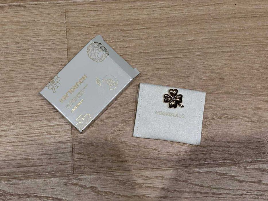 Hourglass Lucky Clover Pin — złota przypinka/koniczyna + woreczek