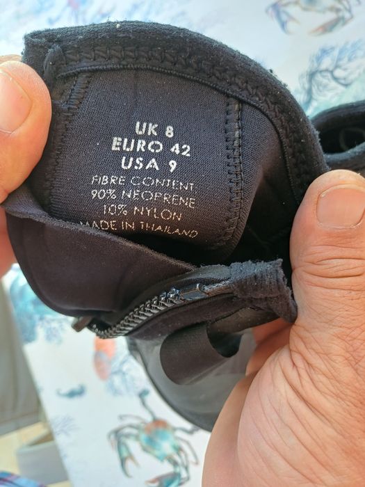 Vende se dois pares de  botas de neoprene 5 mm.