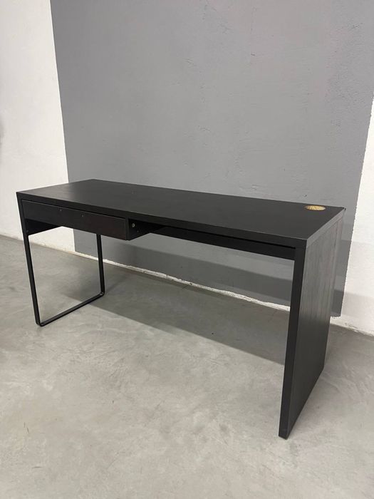 Стіл офісний з однією шухлядою.