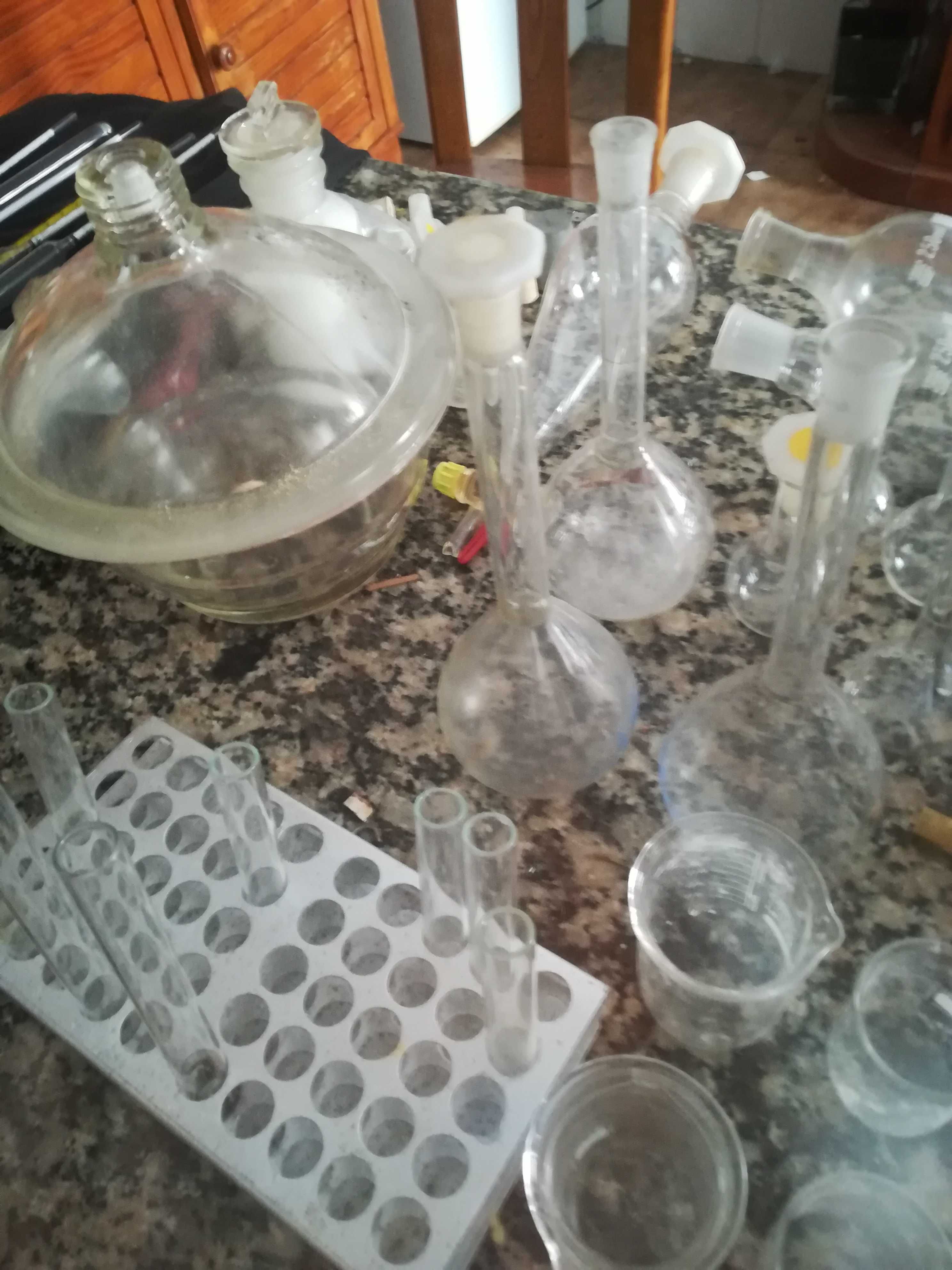 Frascos de vidro de laboratório entre outras coisas. Antiguidades