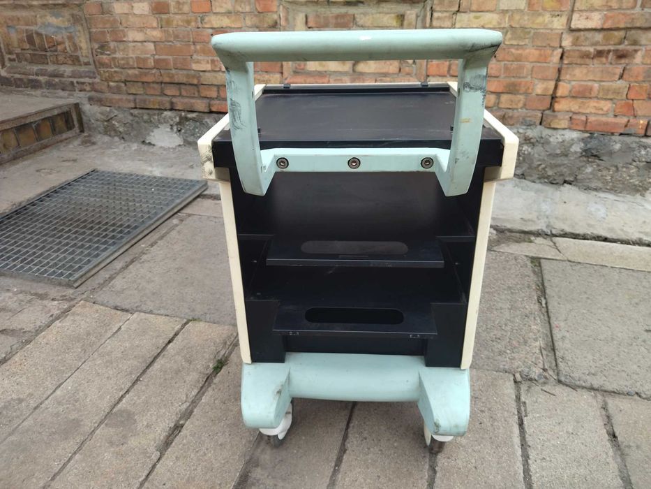 Пересувна тумбочка на колесах