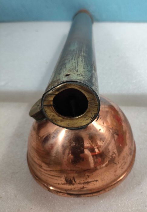 Antigo pulverizador em cobre e latão