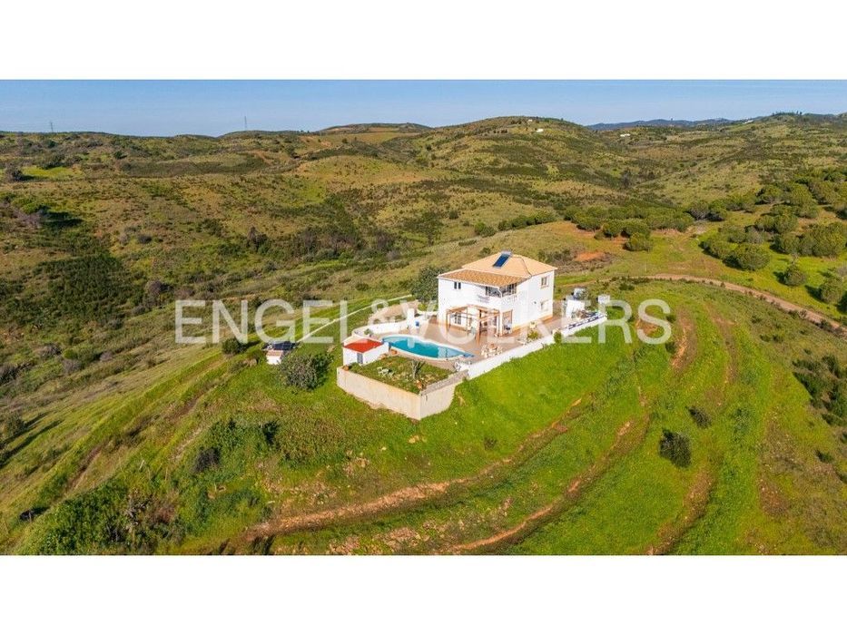 Moradia Tradicional V4 com Piscina