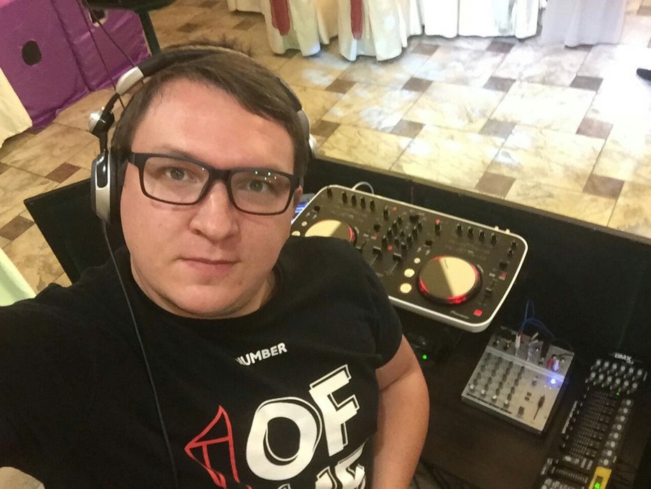 Ді-джей. DJ. На ваше круте свято!