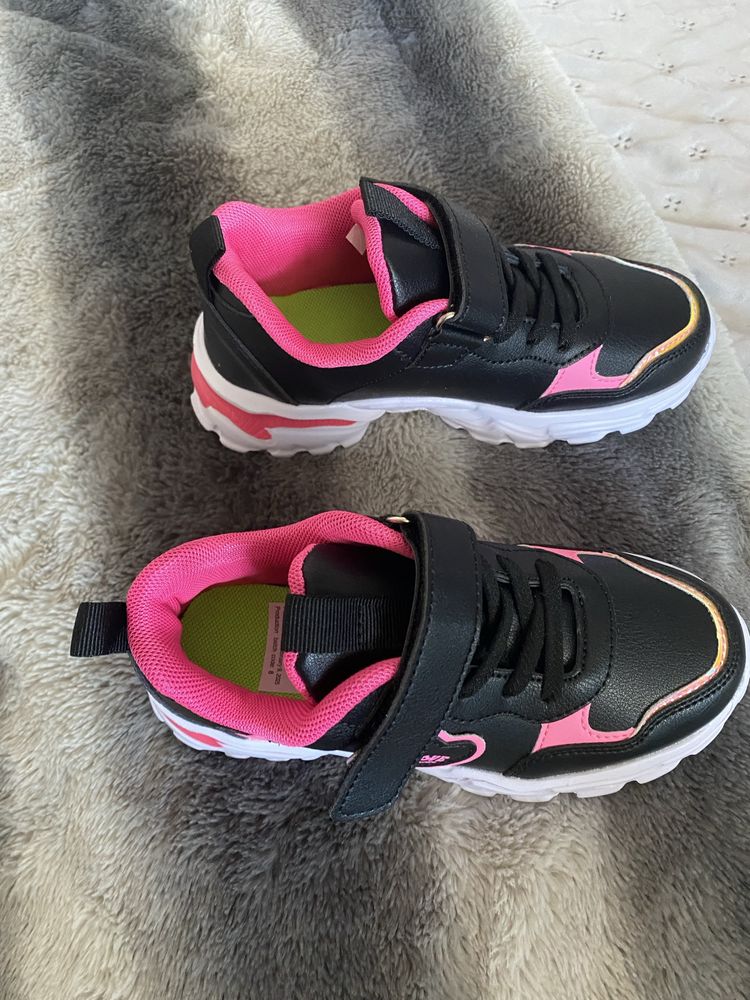 Tenis pretos e rosa