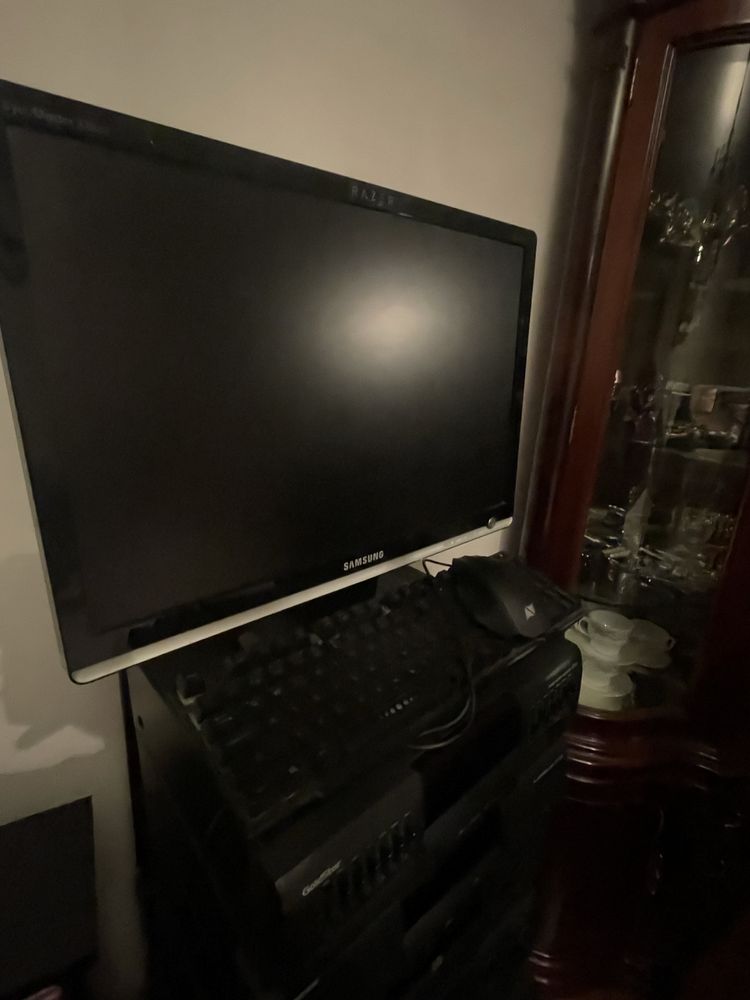 Monitor, teclado. Rato