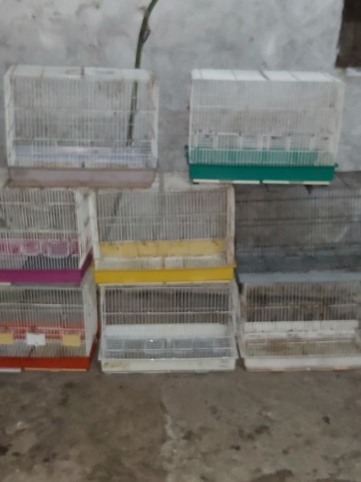 Gaiolas com marcas de uso