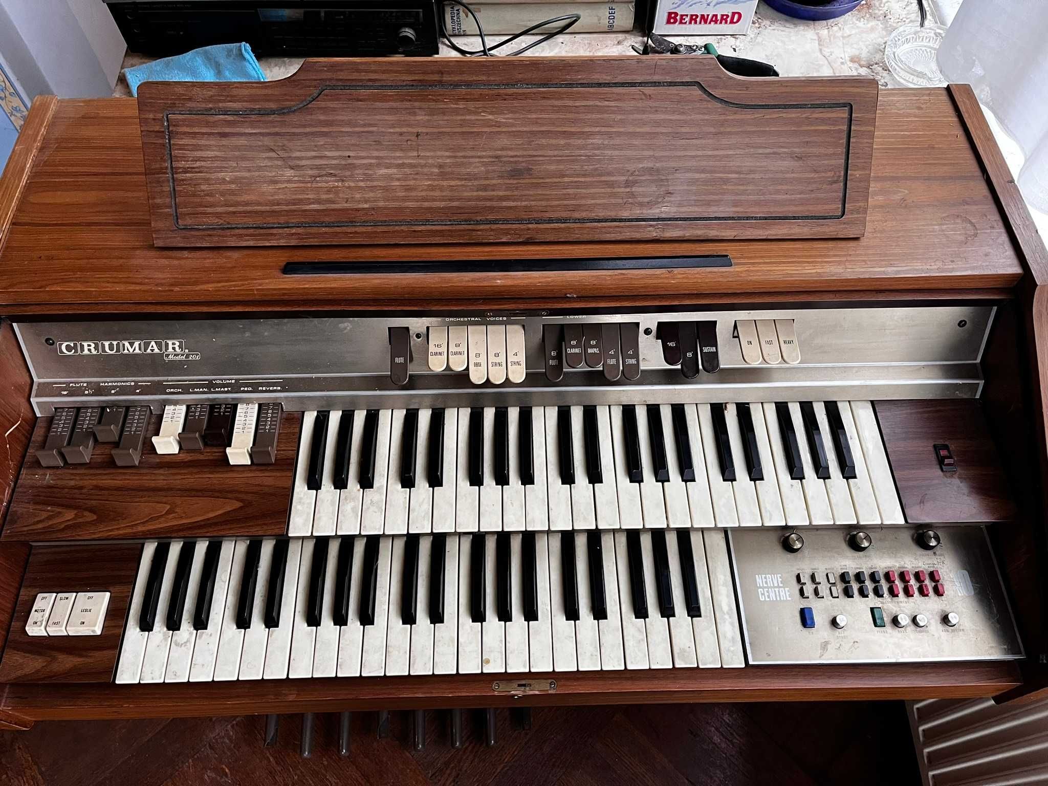 Organy Crumar Model 201