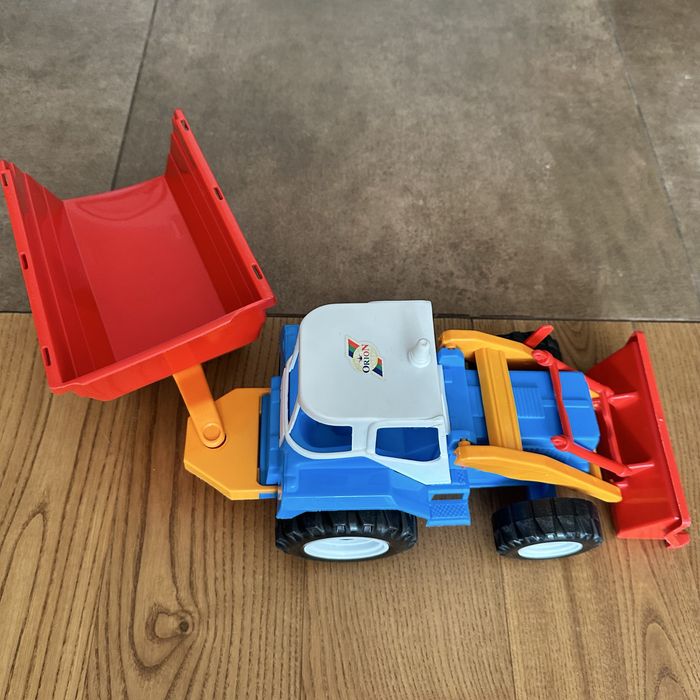 Великий трактор з ковшем та причепом