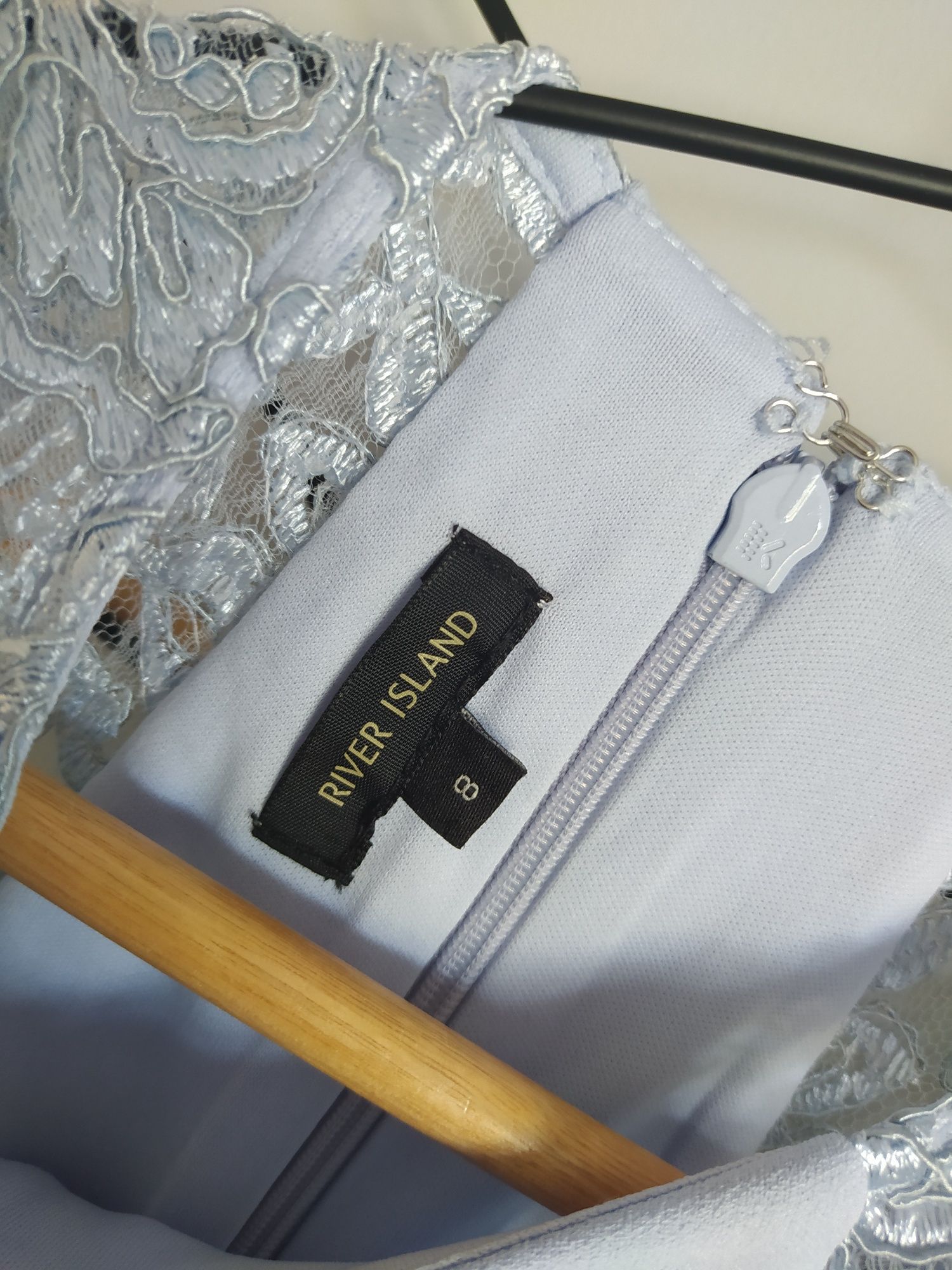 Koronkowa, opinająca, sukienka błękitna  River Island  roz. 34