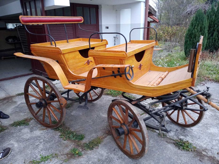 Bryczka konna na drewnianych kołach