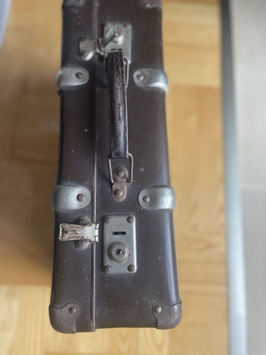 Stara walizka z metalowymi okuciami