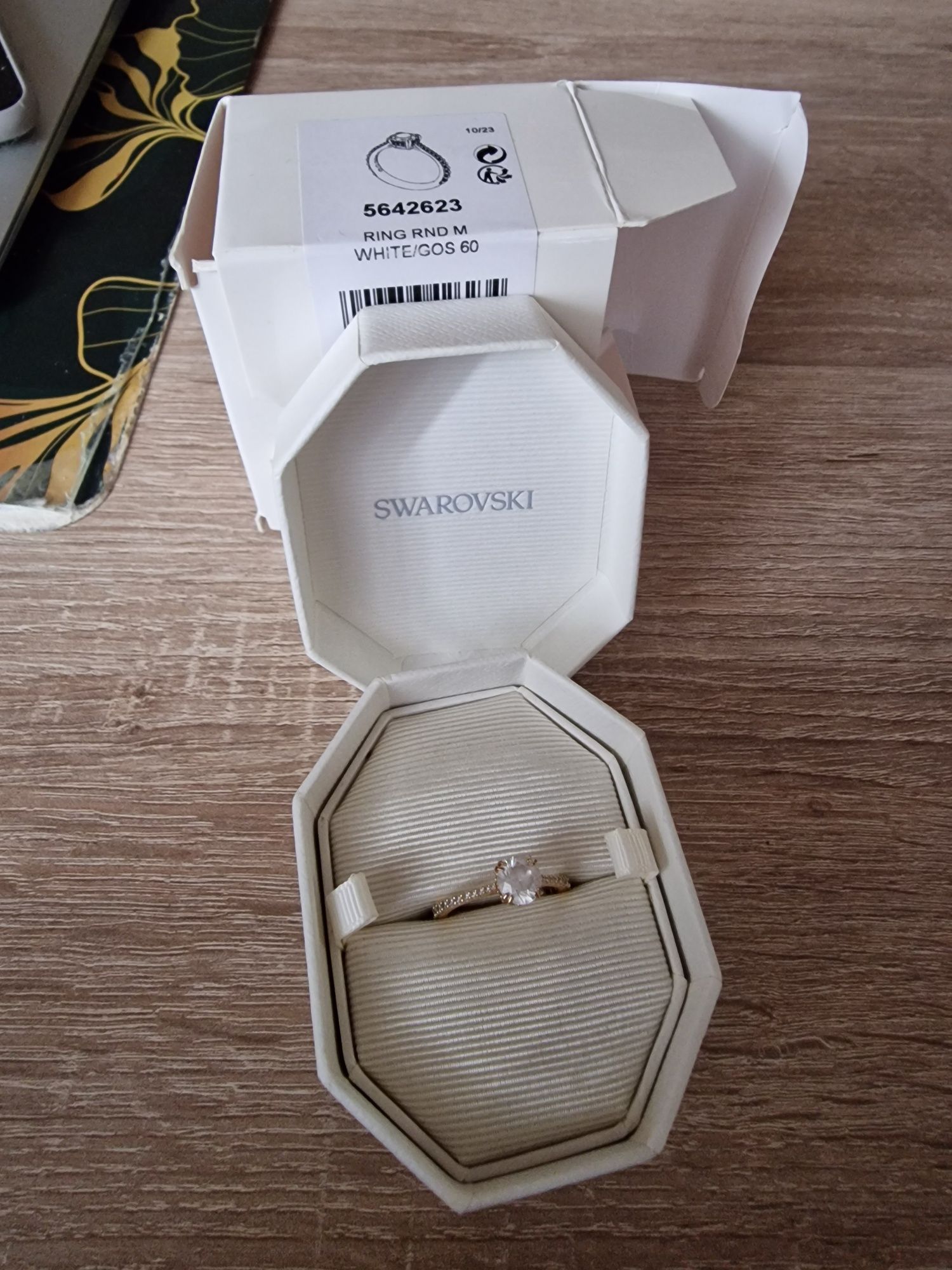 Nowy pierścionek Swarovski rozmiar 60