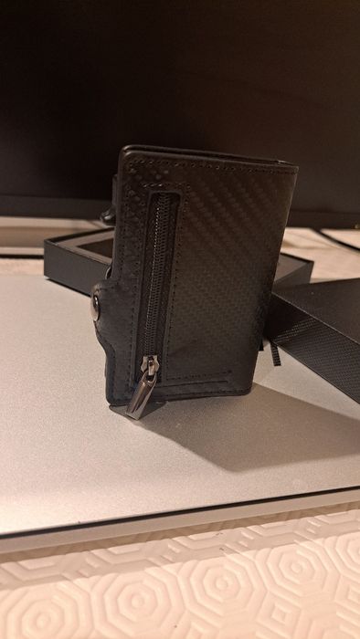 Carteira porta cartões 100% Couro e fibra de carbono