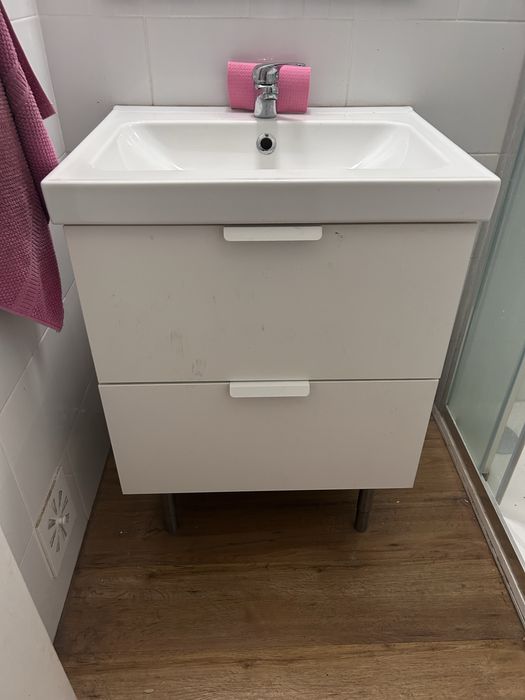 Móvel de casa de banho com lavatório e torneira – bom estado