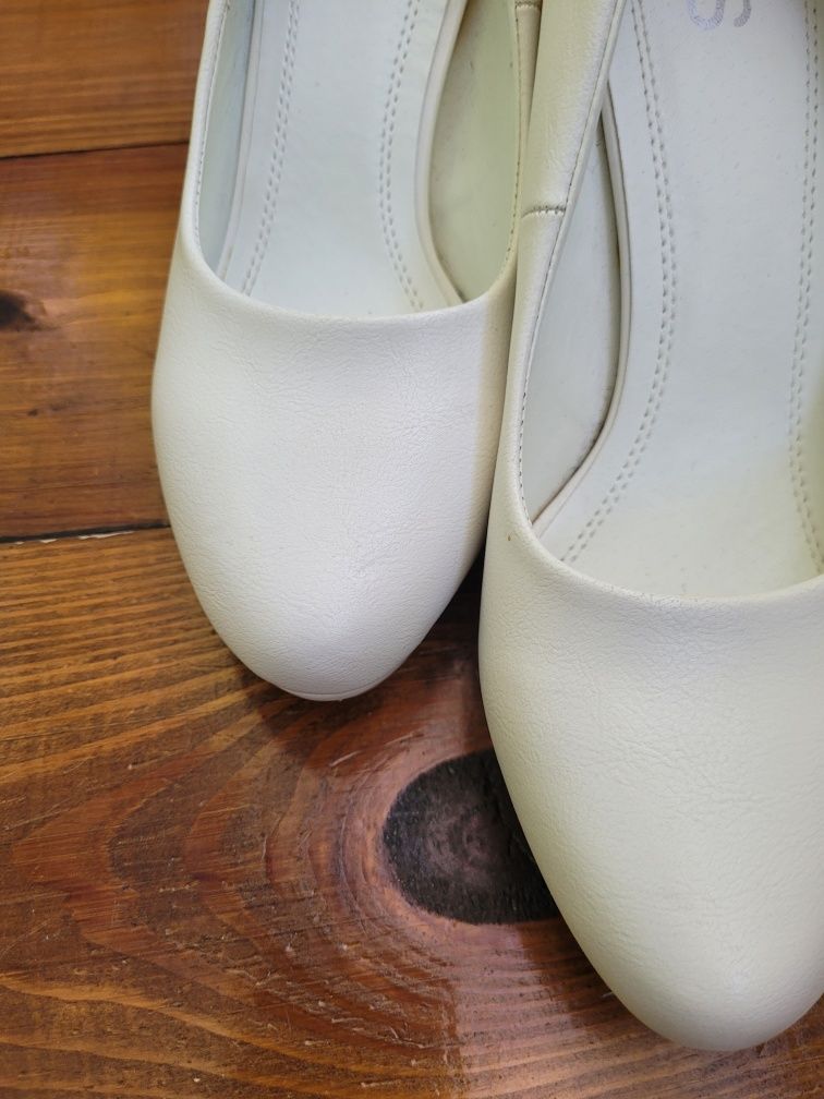 Продам весільні білі туфлі 37р.