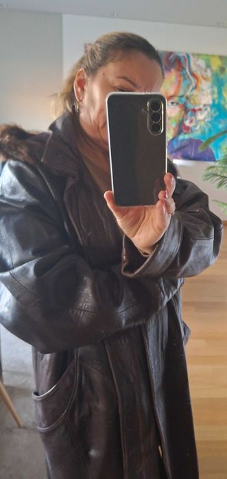 Casaco comprido em pele castanha com capuz de pêlo