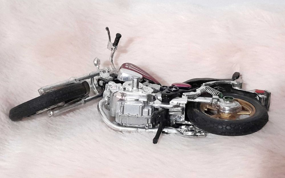 Moto miniatura Yamaha XV1100 Virago - Maisto escala 1/18