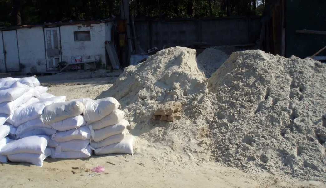 Песок, отсев, щебень, чернозем, перегной, цемент, насыпью или в мешках