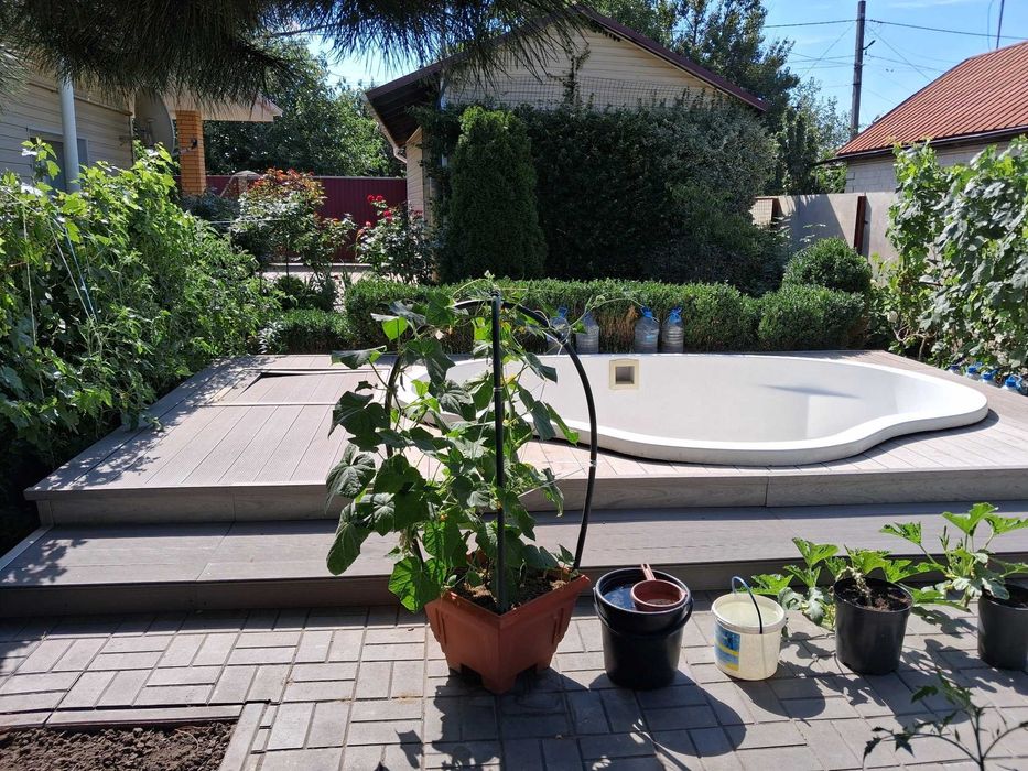 Будинок з ремонтом та басейном у Крюкові