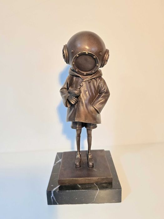 Figurka z brązu Dziewczynka z ptaszkiem w hełmie inspirowana Banksy`m