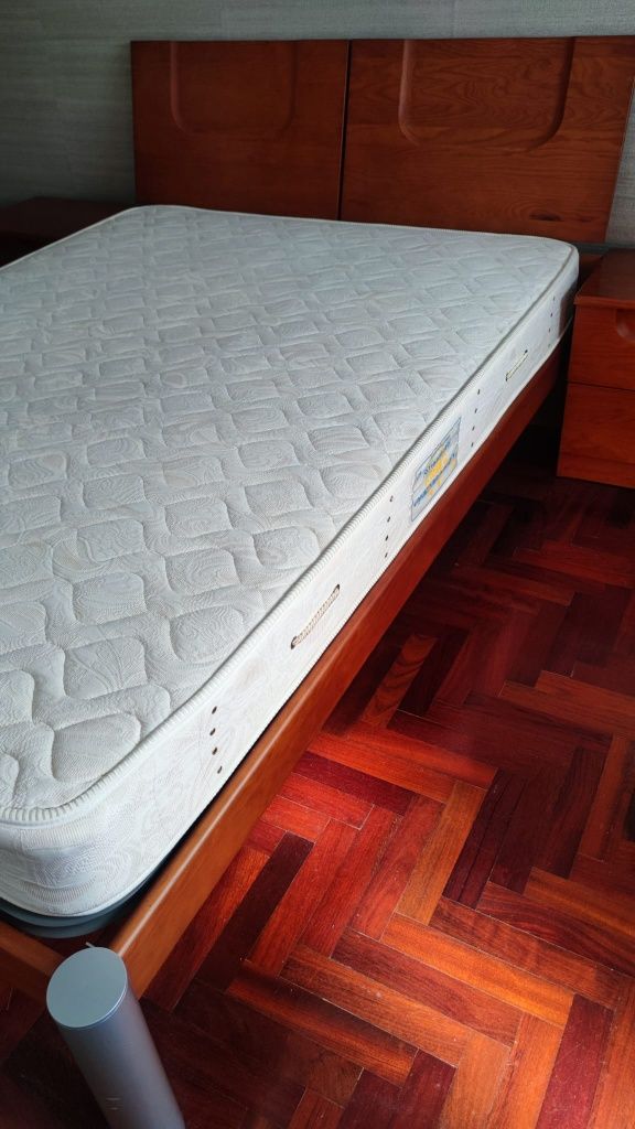 Cama de solteiro, com colchão, 2 mesa de cabeceira e móvel camiseiro