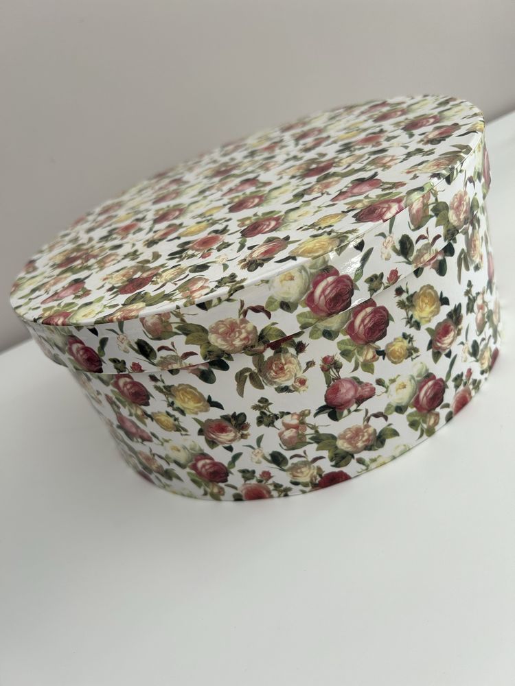 Porcelana. Marka HEYWOOD. Filiżanki z talerzykami.