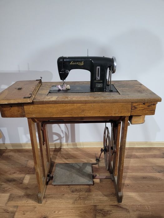 Stara maszyna do szycia łucznik