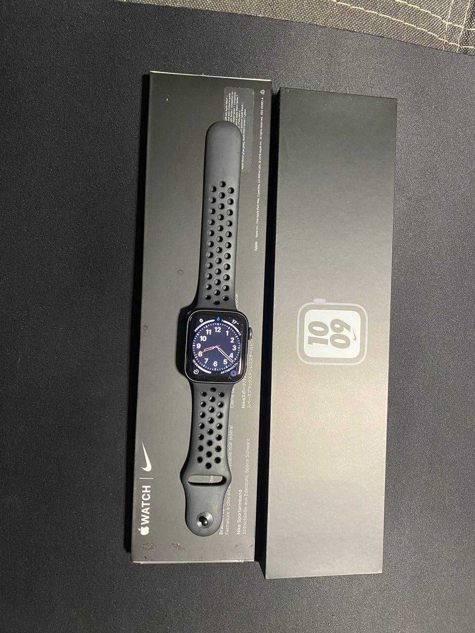 Смарт-часы Apple Watch SE Nike GPS 44mm Space Gray