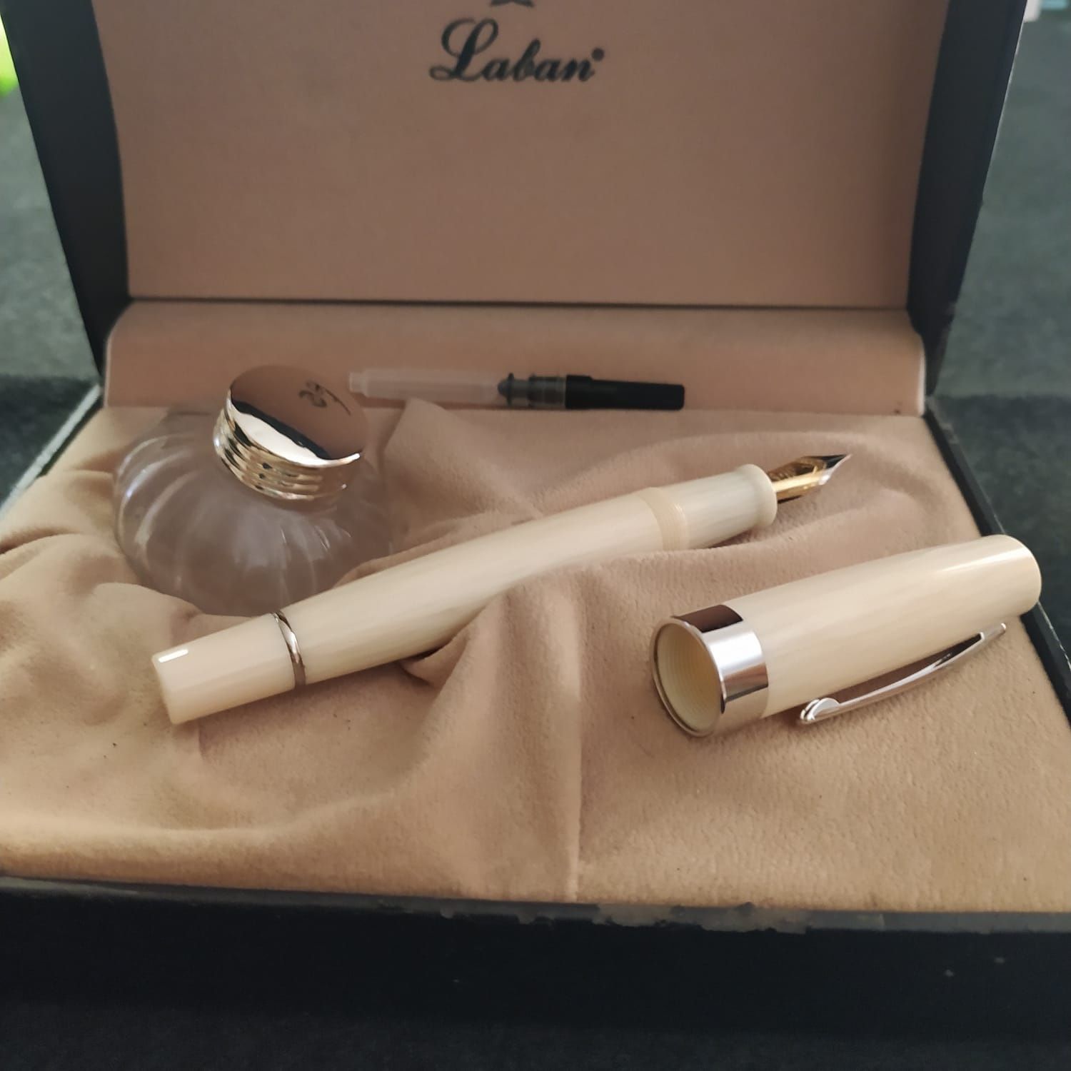 Caneta com tinteiro em marfinite marca Laban