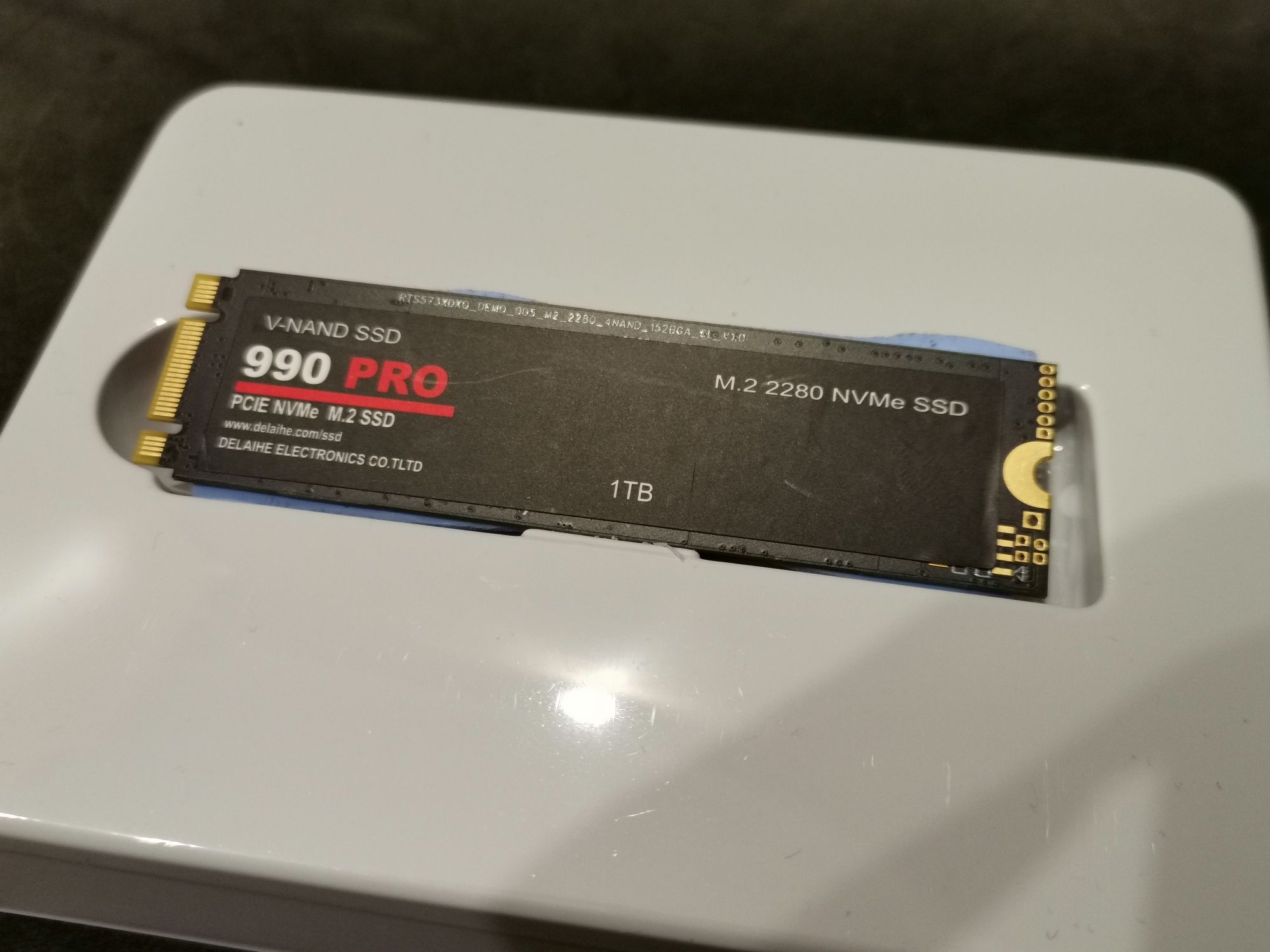 SSD NVMe 1 tb накопитель в упаковке и с радиатором..