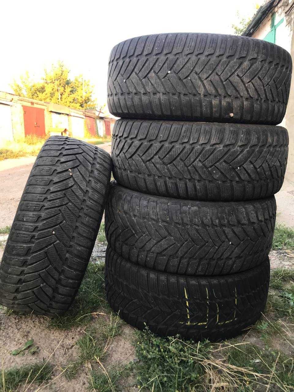 Комплект зимней резины Dunlop 245/45/R18  + запасной скат