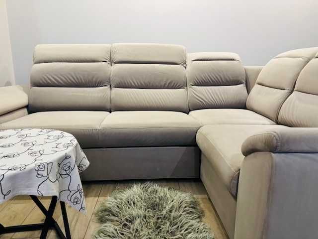 Narożnik w kolorze beżowym z 4 krzeslami w komplecie