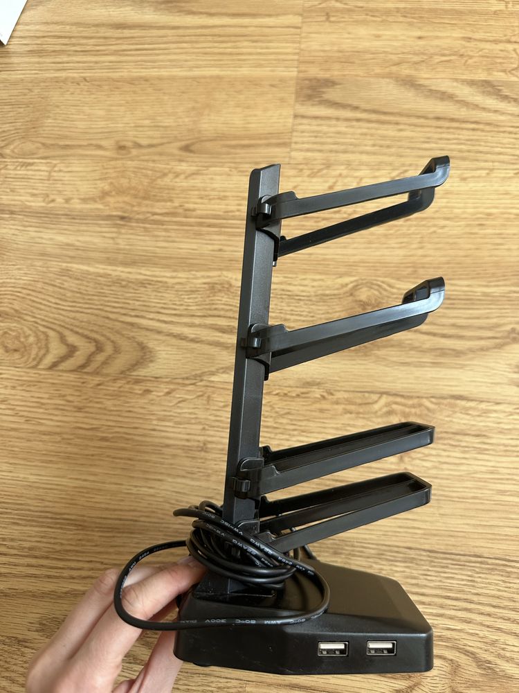 Stojak na pady gry słuchawki czarny z czterema portami USB