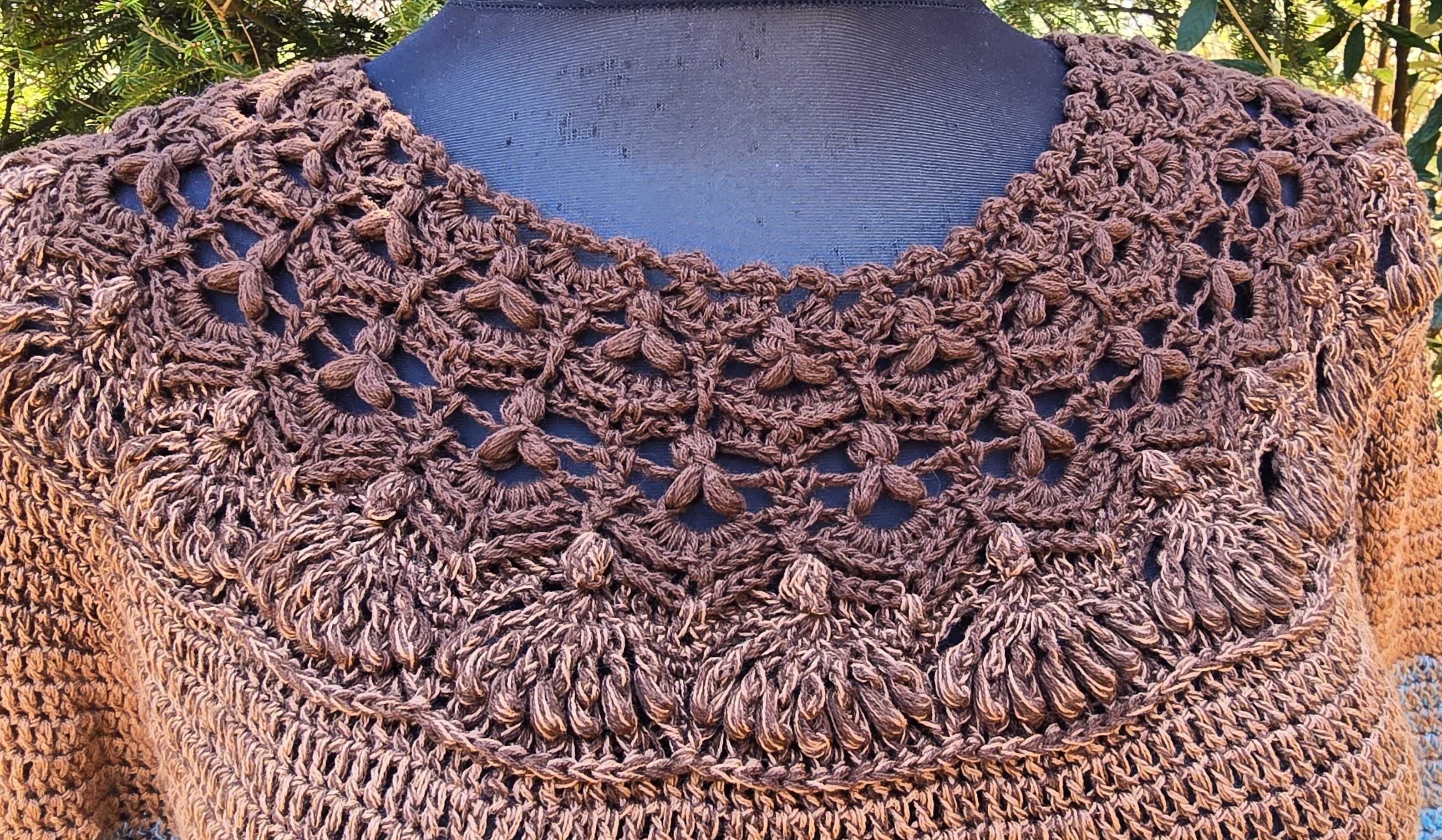 Atrakcyjny sweterek z ozdobnym karczkiem – handmade, szydełko